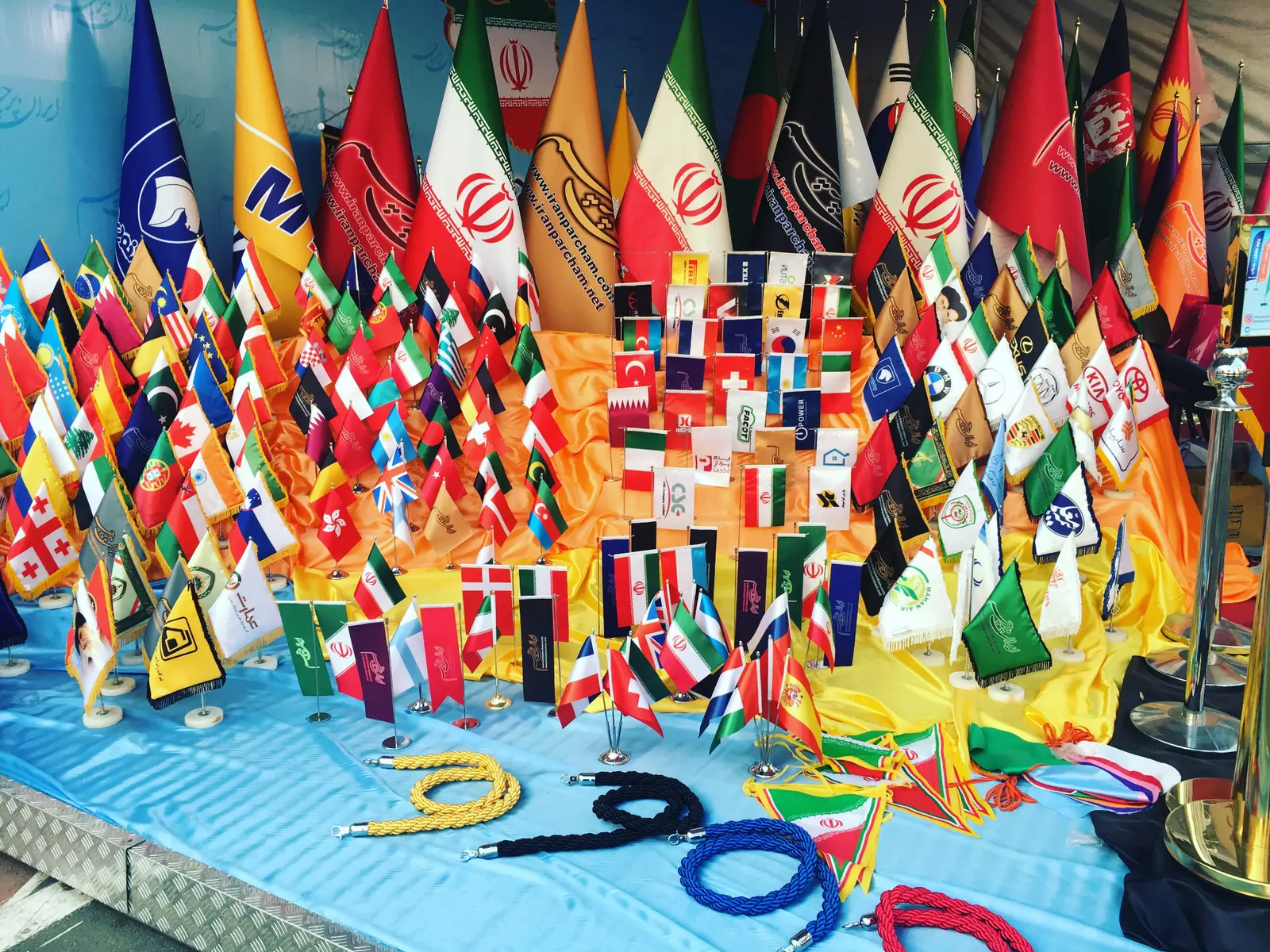 فروشگاه و تولیدی ایران پرچم از سال ۱۳۵۰ در خیابان امام خمینی (سپه سابق) آغاز به فعالیت در زمینه تولید و چاپ حرفهای انواع پرچم و پایه پرچم